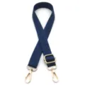 Detail des verstellbaren 2,5 cm dunkelblauen gewebten Schultergurts mit Goldhaken. - Blau