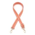 Détail de la bandoulière tissée orange avec boucle de réglage en métal doré brillant - Orange Clair (N° 7)