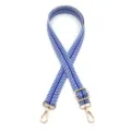 Détail de la bandoulière réglable à motif chevron bleu et blanc avec mousquetons dorés. - Boucle Argentée / No 6 Bleu Clair
