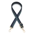 Détail de la bandoulière tissée réglable avec motif chevrons et fermoirs dorés - Bleu