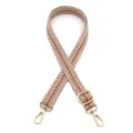 Vue détaillée de la bandoulière réglable à motif chevrons marron avec fermoirs dorés - Boucle Argentée / No. 1 Marron