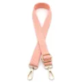 Detail des verstellbaren rosa gewebten Schultergurts mit goldfarbenen Metallteilen - Rosa
