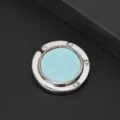 Close-up van draagbare zilveren opvouwbare tassenhaak met sprankelende blauwe glitter - Blauw (Glitter)