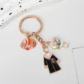 Detailopname van emaille afstudeerhangers met een academische toga en bloemenboeket - Gown with Pink Backpack (Style 2)
