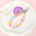 Detailweergave van kralenketting in macaronkleuren met paarse hartvormige sleutelhanger - Macaron Kralenketting + Paars Hart
