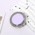 Detailopname van een lila opvouwbare tassenhaak op een witte getextureerde ondergrond. - Enkele Haak Opvouwbare Stijl / Paars
