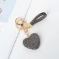 Gedetailleerd overzicht van donkergrijze strass hart sleutelhanger met gouden sluiting - Zwart Strass