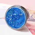 Gedetailleerd beeld van de blauwe glitter drijfzandhoes van een ronde zakspiegel. - Blauw