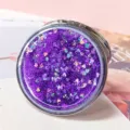 Close-up van een ronde zakspiegel met paarse hartjes glitter en vloeibaar effect - Paars-Rond