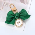 Elegante groene lintstrik sleutelhanger met parelhanger, gedetailleerde close-up foto - Groen