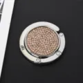 Detailansicht der glitzernden rosa Strasssteine auf einem runden Metall-Taschenhalter - Champagnerfarbene Strasssteine
