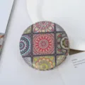 Vue détaillée du motif mandala bohème sur le miroir de poche rond vintage pliable - Motif Mandala Style 4 / 7cm de Diamètre