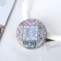 Gros plan du motif mandala bohème sur un miroir de poche rond en PU de style vintage rétro - Motif Mandala Style 3 / 7cm de Diamètre