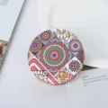 Detailweergave van het levendige boheemse patroon op deze ronde opvouwbare PU-leren spiegel - Mandala Patroon Stijl 1 / 7cm Diameter