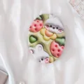 Tragbarer ovaler Klappspiegel mit süßem Cartoon-Hasen- und Erdbeermuster für unterwegs - Cartoon-Hase-Stil / Oval