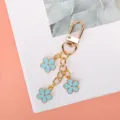 Porte-clés élégant en alliage doré avec trois fleurs en émail bleu clair pour sac - Boucle en G avec Chaîne / Bleu
