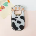 Vista detallada de un abrebotellas con forma de pata de gato y estampado de vaca - Imán Pata de Gato (Estilo 3) / Estampa de vaca