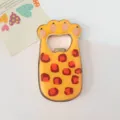 Primer plano de un imán de nevera de metal con forma de pata de gato y estampado de leopardo - Imán Pata de Gato (Estilo 4) / Leopardo Rojo