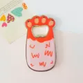 Vista detallada del lindo abridor de botellas magnético con forma de pata de gato. - Imán Pata de Gato (Estilo 2) / Chevron Rojo y Rosa