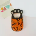 Detalle de un lindo abridor de botellas magnético con forma de pata de gato y estampado de leopardo - Imán Pata de Gato (Estilo 1) / Leopardo Naranja Negro