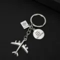 Zilveren metalen vliegtuig sleutelhanger met paspoort en inspirerende tekstbedel - Vliegtuigticket en Rond Label