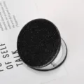 Specchio da trucco pieghevole rotondo con finitura glitterata nera effetto cielo stellato - Diametro 60mm / Nero