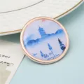 Imán de nevera de Hangzhou con paisaje de acuarela de la ciudad y borde de metal dorado - Estilo Azul y Blanco de Hangzhou (25#) / 50,8mm