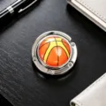 Detail eines faltbaren Taschenhalters aus Metall mit Basketball-Muster auf Tisch - Basketball