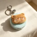 Dettaglio dell'orso di peluche su uno specchio da tasca portatile con portachiavi - Forma di Orso / Ciano