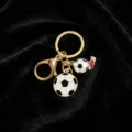 Détail d'un porte-clés football doré avec breloques de ballon et chaussure sur velours - Style Football 【Chaussure】