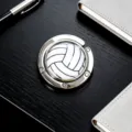 Detailansicht eines faltbaren Taschenhalters aus Metall mit weißem Volleyball-Muster - 白色排球款