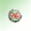 Detailaufnahme eines Taschenhalters aus Metall mit einem rosa Kristallschmetterling - Stil 2 (Grün + Roter Schmetterling)