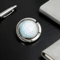 Detailansicht eines tragbaren faltbaren Taschenhakens aus Metall mit Golfball-Design - Golf Stil
