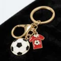 Gros plan d'un porte-clés de football en métal avec breloque de maillot rouge sur velours - Style Football 【Maillot】