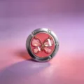 Detailansicht eines eleganten Metalltaschenhalters mit einem rosa Kristallschmetterling - Stil 4 (Rot + Roter Schmetterling)