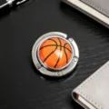 Nahaufnahme eines tragbaren faltbaren Taschenhalters aus Metall mit Basketball-Design - Orangefarbener Basketball-Stil