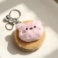 Vista dettagliata della testa di gatto in peluche rosa su uno specchio per trucco portatile - Forma di Maiale / Marrone