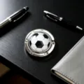 Nahaufnahme eines faltbaren Taschenhalters aus Metall mit klassischem Fußball-Design - Klassischer Fußball Stil