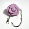 Elegante paarse bloem opvouwbare tassenhaak voor bureau met draagbare sleutelhanger - Ronde Bloem Sleutelhanger / Paars