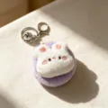 Dettaglio dello specchio da tasca a forma di coniglio in peluche viola con portachiavi. - Forma di Coniglio / Viola