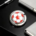Detailansicht eines tragbaren faltbaren Metall-Taschenhalters mit rotem Fußballmuster - Rot Fußball Stil