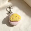 Vista dettagliata di uno specchio da borsa in peluche a forma di pulcino rosa e giallo - Forma di Anatra / Rosa