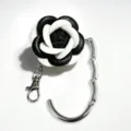 Elegante opvouwbare tassenhaak voor bureau met zwart-witte lederen cameliabloem - Ronde Bloem Sleutelhanger / Zwart Wit