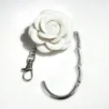 Elegante opvouwbare metalen tassenhaak met witte kunstlederen camelia voor bureau - Ronde Bloem Sleutelhanger / Wit
