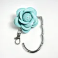 Draagbare opvouwbare handtashaken met lichtblauwe leren roos voor aan de bureau rand - Ronde Bloem Sleutelhanger / Blauw