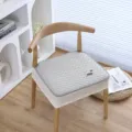 Detailaufnahme des grauen gesteppten Stuhlbezugs mit süßer Hundebestickung, elegante Deko. - Graues Dackel Horn Stuhlkissen