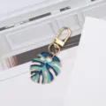 Eleganter Metall-Schlüsselanhänger mit Monstera-Blatt in Blau und Blaugrün Emaille - Dunkelblau und Hellblau