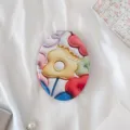 Tragbarer ovaler Klappspiegel mit buntem Blumenmuster und Happy-Schriftzug für unterwegs - Happy Flower Stil / Oval