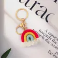 Porte-clés arc-en-ciel en macramé bohème fait main avec pompon blanc et anneau doré - Rouge Jaune Bleu
