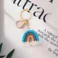 Handgeweven boho regenboog sleutelhanger met witte kwast in blauw grijs en bruin - Blauw Grijs Bruin